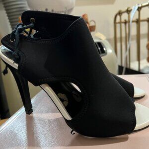 Juicy Couture Women's Shoes/JCMALORIE/Back Laceup/Black/size: 6/ 4.5" Heels